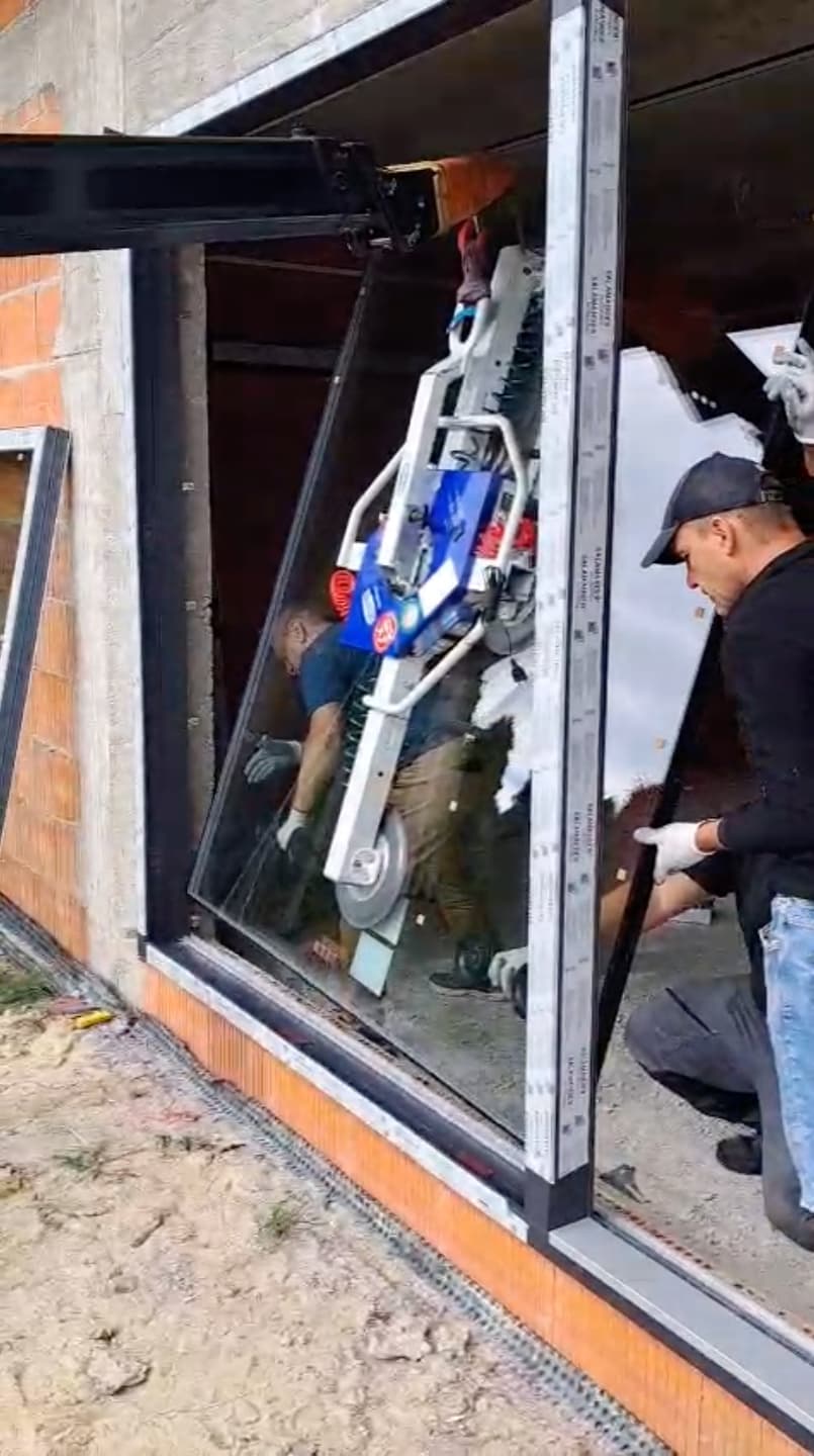 Specjalistyczny podciśnieniowy uchwyt do montażu wielkogabarytowej szyby